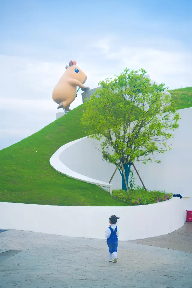 Anji, Zhejiang, is a perfect destination for a spring family road trip, with the enchanting Elf Hill as a must-visit spot for adorable pet encounters and a great place to take the kids out!