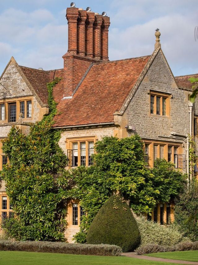 🏰✨ Oxfordshire's Enchanting Manor Stay: Belmond's Gem 🌿🍽️