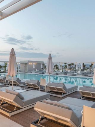 🌟 Larnaca Luxe: Radisson Blu's Coastal Charm 🌊