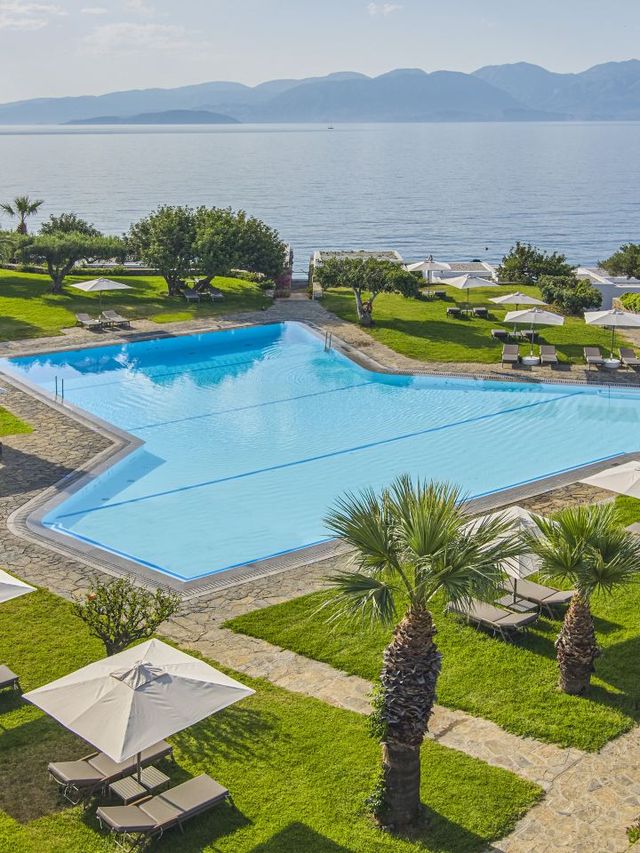 🌟 Elounda's Luxe Retreat: Beachfront Bliss & Villa Vibes 🌊🛏️