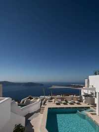 🌅 Santorini Stay: Sunset Views & Serenity 🏨