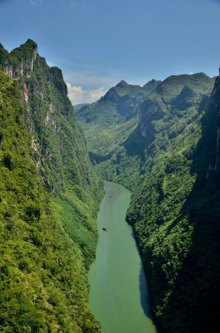 Guizhou Beipanjiang Grand Canyon | A Meandering Natural Gallery