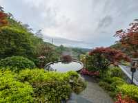 暑氣漸散，涼風徐徐吹來，浸浴溫泉池，盡情享受初秋山野自然清新。