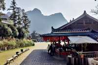 桂林||馬嶺古寨位於桂林荔浦縣馬嶺鎮，是當地政府將周邊侗族鄉民遷居至此後新建的民族風情園。遊桂林這裡。