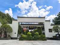 鴛鴦溪國家級風景名勝區位於屏南縣東北部,距離縣城30公里,處於屏南、周寧、政和三縣交界。總面積78.8平方公里。