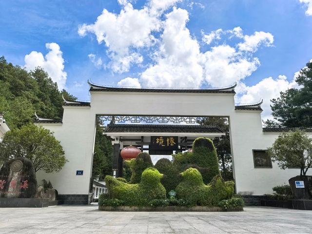 鴛鴦溪國家級風景名勝區位於屏南縣東北部,距離縣城30公里,處於屏南、周寧、政和三縣交界。總面積78.8平方公里。