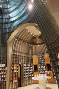 教堂改建的咖啡書店有點酷。