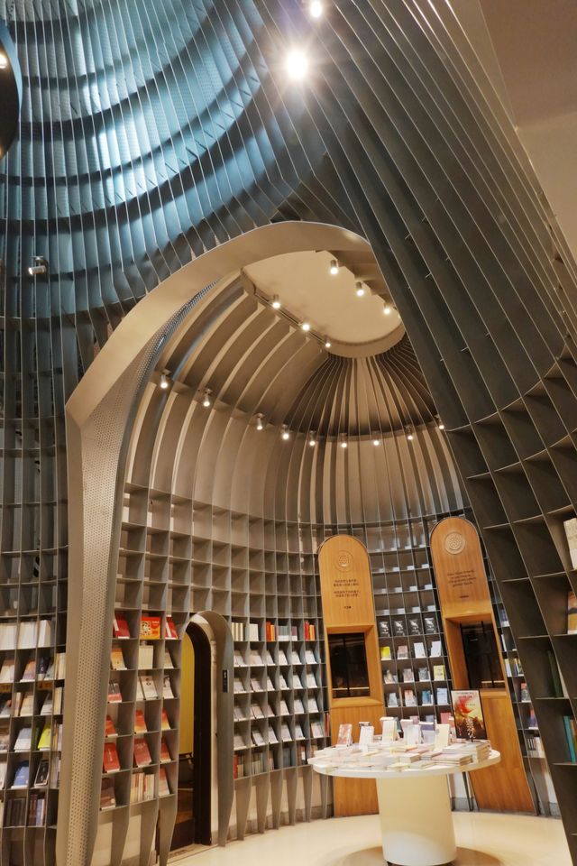 教堂改建的咖啡書店有點酷。