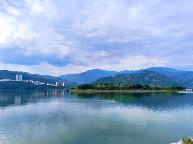 這不是湖，這不是湖這是江，這是金沙江。