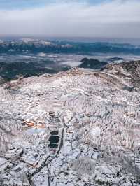 九華山真的迎來了2025年的第一場雪了。
📢📢號外號外，九華山是真的下雪❄️啦