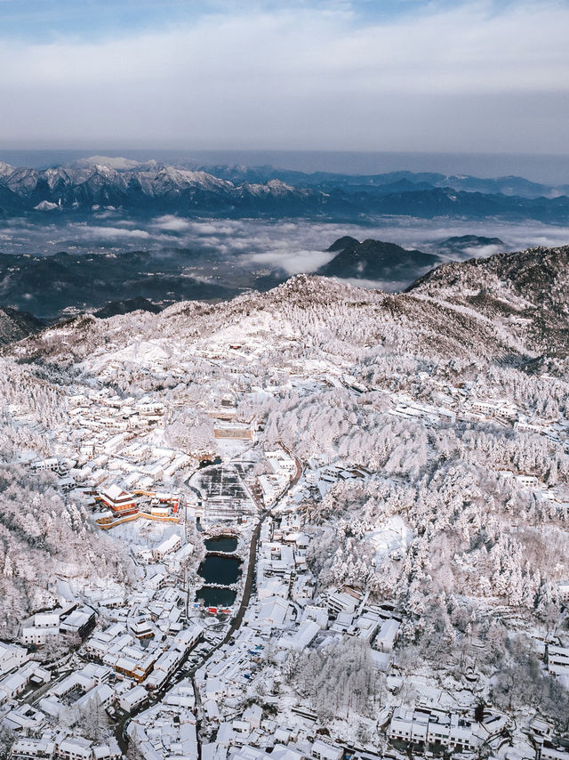 九華山真的迎來了2025年的第一場雪了。
📢📢號外號外，九華山是真的下雪❄️啦