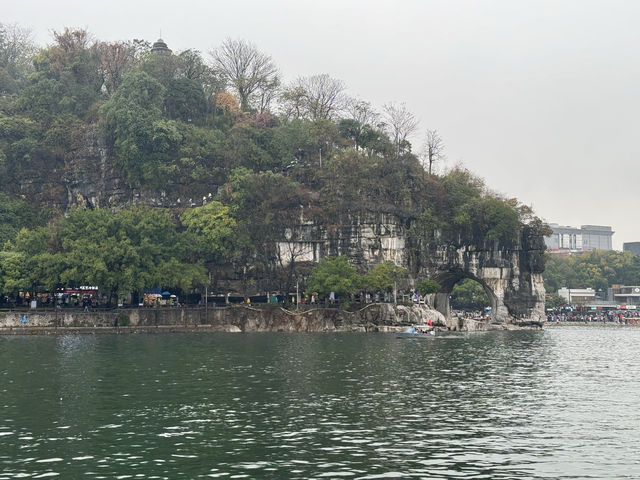 暴雨中的桂林象鼻山 兩江四湖
