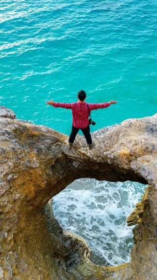 ขณะที่เครื่องบินลงจอดช้าๆ ในดาลาแมน ดวงอาทิตย์แทบรอไม่ไหวที่จะโผล่พ้นเมฆออกมา