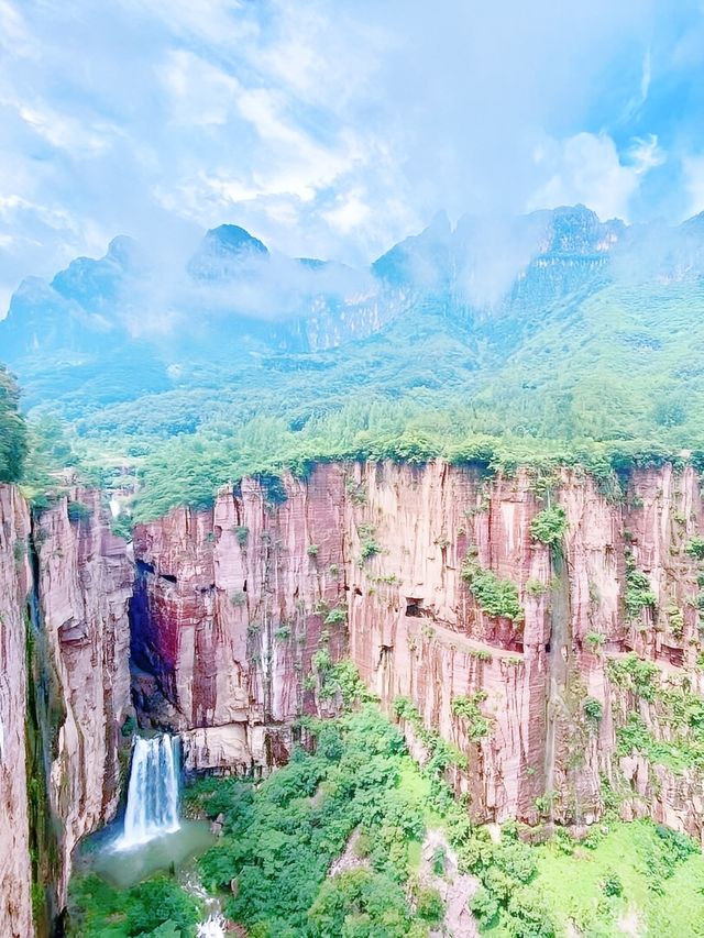 穿越絕壁的驚險之旅