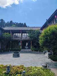 喺麗江古城，發現一間無邊泳池超級靚嘅民宿