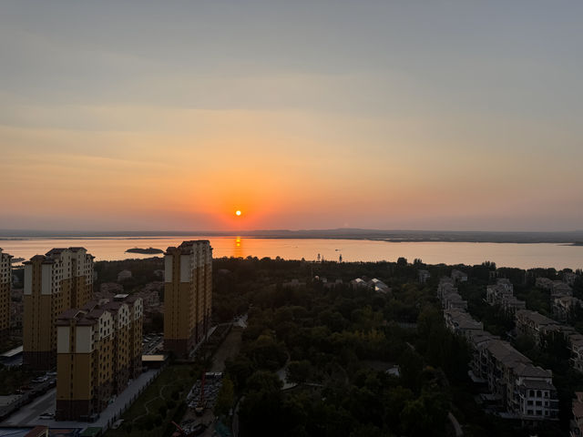 沙海奇景！推窗即見烏海湖，承包你的奇幻暑假