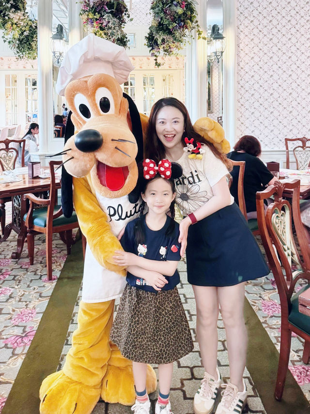 帶女兒去迪士尼吧！🏰 今次來港迪，依然選擇住園區酒店～上兩次在上海住過樂園酒店同玩具總動員酒店，今次揀咗香港迪士尼探索家酒店，體驗超讚！