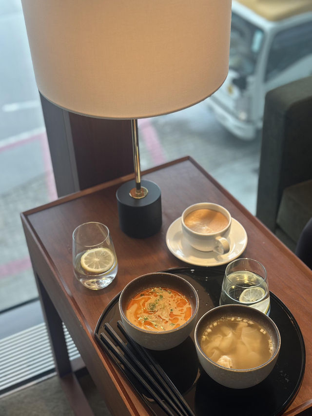 🇭🇰香港早安！金融律師出差日常～ 剛從香港機場飛走，必須立刻分享國泰全新商務艙貴賓室「逸連堂The Bridge」的初體驗！五月才剛重開的哦😙