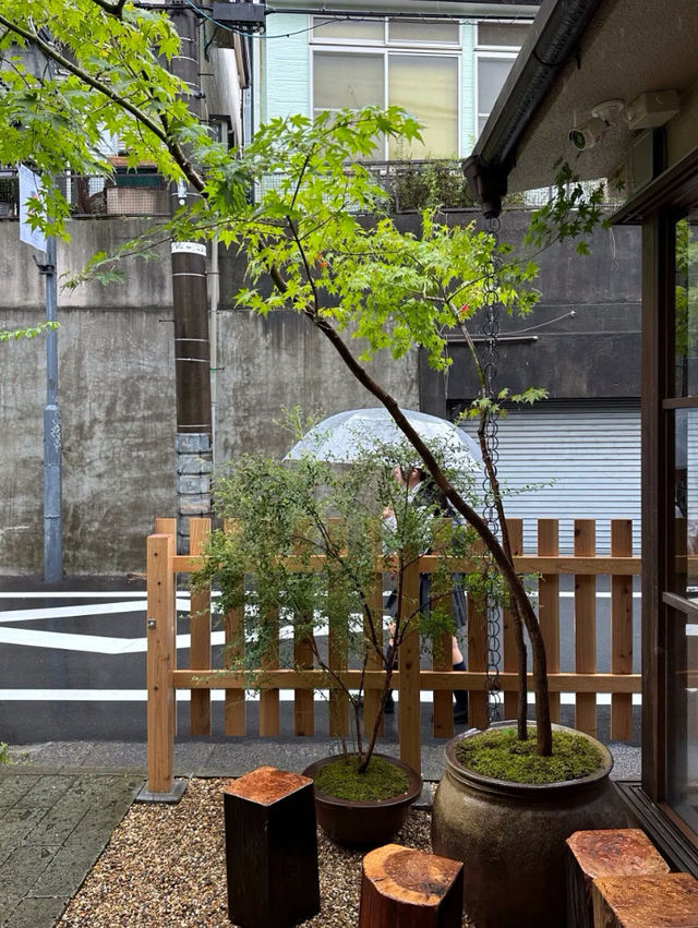 東京文青聖地！Fuglen咖啡廳：時光交錯的北歐風慢活體驗】**  