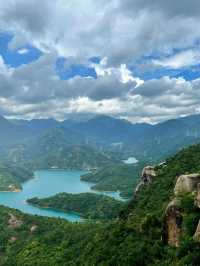 搭纜車登上財神山，玻璃橋懸掛於50米高空，腳下溫泉小鎮如翡翠散落