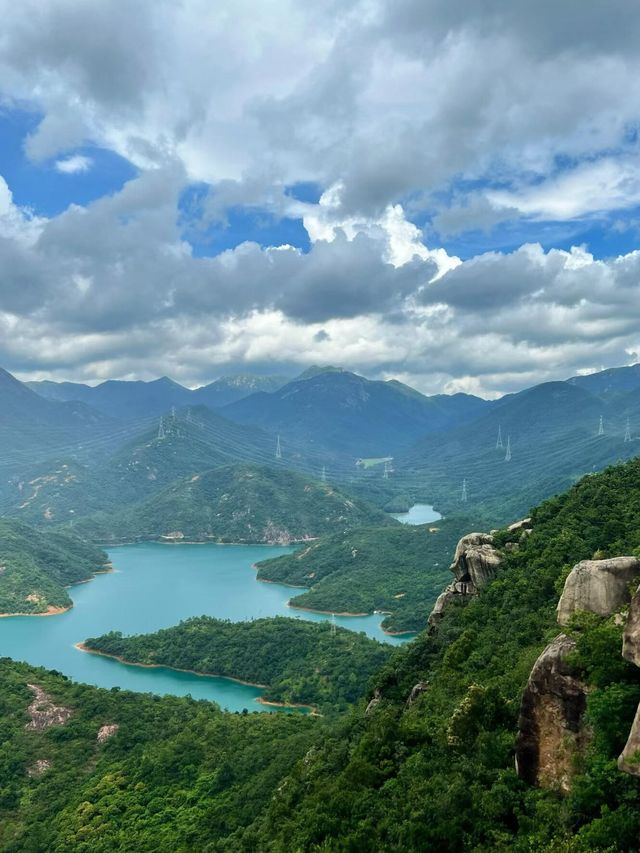搭纜車登上財神山，玻璃橋懸掛於50米高空，腳下溫泉小鎮如翡翠散落