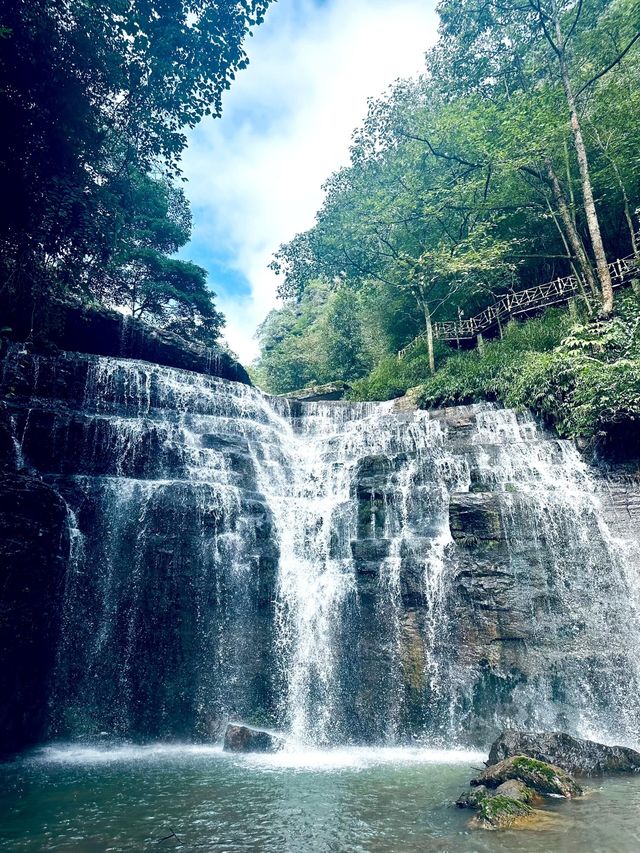 雲南昭通黃連河藏在深山裡的百米瀑布