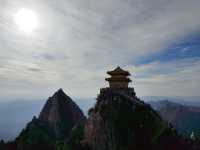 老君仙山，紫氣呈祥