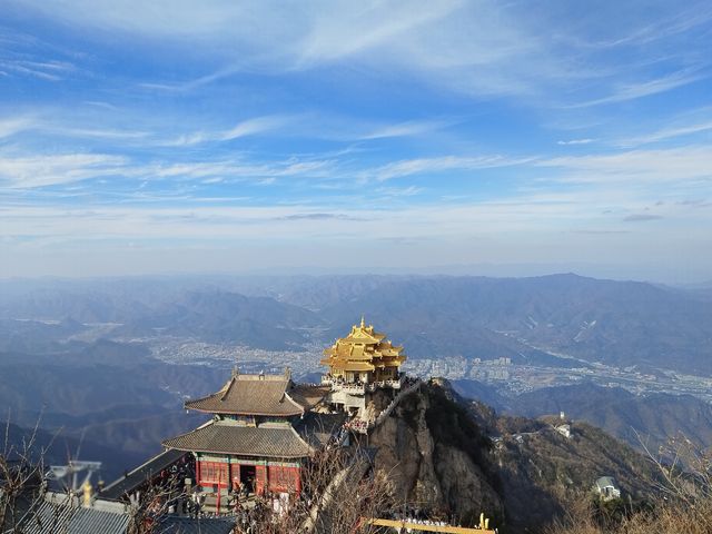老君仙山，紫氣呈祥