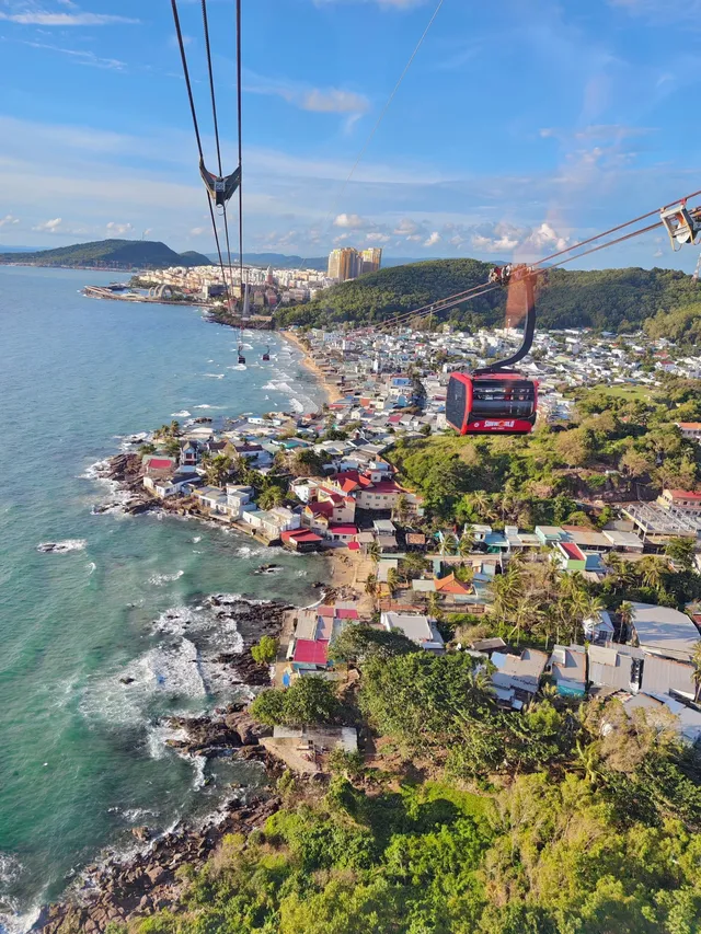 坐世界最長的跨海纜車|富國島南部親子一日 坐世界最長的跨海纜車|富國島南部親子一日