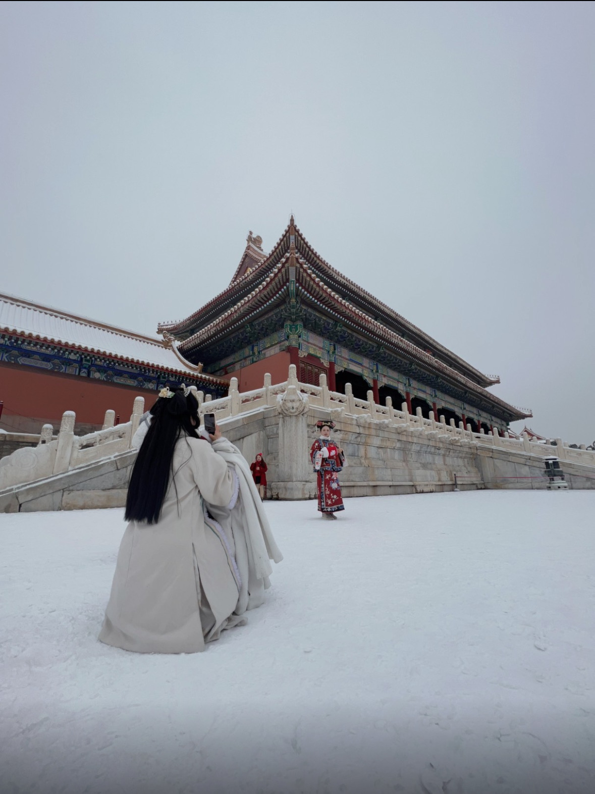 Kota Terlarang yang diselimuti salju sungguh menawan! ✨ Kota Terlarang yang diselimuti salju sungguh bak negeri dongeng!

Setiap jepretan tampak seperti film tradisional Tiongkok berkualitas tinggi. 📷 Bahkan drama TV pun tak berani merekam seperti ini (bukan efek khusus!).

📍Rekomendasi spot foto: Menara Sudut & Menara Dupa Buddha
Kedua lokasi ini dijamin menghasilkan foto yang memukau! 🔥

👑Tips perjalanan: Kota Terlarang di musim dingin sungguh memukau! 😍 Kami sarankan mengenakan Hanfu atau membawa lentera merah 🏮 Lentera ini akan melengkapi arsitektur kuno yang diselimuti salju dengan sempurna.

📷Tips fotografi: Datanglah lebih awal untuk mengabadikan pemandangan bersalju tanpa ada orang di sekitar! Komposisi diagonal membuat hasil jepretan tampak luar biasa megah. Kontras antara dinding merah dan salju putih sungguh memukau!

❄️Prakiraan Cuaca yang Wajib Dilihat: Kemungkinan salju tertinggi turun dari Desember hingga Februari. Jangan sampai terlewat, atau Anda harus menunggu setahun lagi!

🌟Informasi Perjalanan: No. 4 Jingshan Qianjie, Distrik Dongcheng, Beijing. Musim Puncak: 08.30-17.00; Musim Sepi: 08.30-16.30

(Kami telah menambahkan informasi bermanfaat seperti jam kunjungan dan prakiraan cuaca yang wajib dikunjungi, serta menyempurnakan rekomendasi tempat berfoto dan pakaian~)