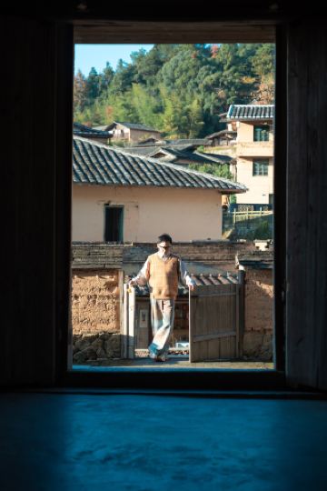 푸젠성의 산과 들판으로 떠나는 여정에서 숨겨진 보석 같은 고대 마을을 발견해 보세요.
