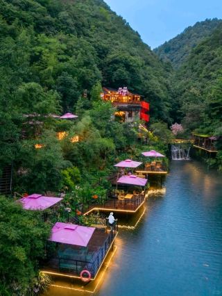 #overratedspots 
Nestled between green mountains and bamboo forests, Tonglu is a hidden summer paradise just 1.5 hours from Hangzhou.

Start at the Waterfall Café – surrounded by cascades and an emerald pool full of koi, it’s as photogenic as it gets. Then hike up to the Scholar's Cave, a natural 10°C grotto that offers a refreshing break from the heat. Continue to the Scholar's Ancestral Hall, then zip down for a thrilling descent.

On your way back, cool off in the clear, shaded streams – perfect for paddling and playing until sunset. Families will love the Play Valley with its pools, slides, and swings, plus warm cheesy pizza nearby.

Whether you're seeking adventure or just want to relax by the water, Tonglu delivers. Easy to reach and full of charm, it's the perfect weekend escape from the city.

📍Qinxi Xianggu, Tonglu, Zhejiang
🚗1.5h from Hangzhou by car