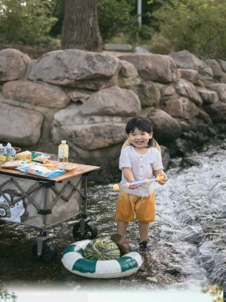Real footage of parent-child creek tracing in Qingdao! Playing in the water with kids is so much fun
