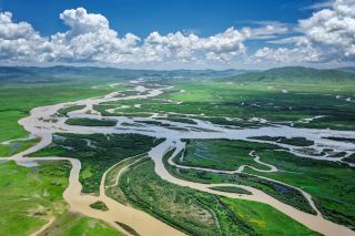 กานหนาน อาวันชาง | ภาพมุมสูงของพื้นที่ชุ่มน้ำและวงล้อภาวนาที่ใหญ่ที่สุดในโลก ซึ่งเป็นภาพต้นกำเนิดที่งดงามที่สุดของแม่น้ำเหลือง