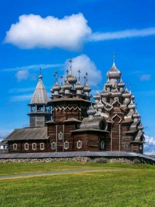 湖畔の静寂。ロシアで最も神秘的な木造の奇跡｜キジ島の正教会 ⛪✨