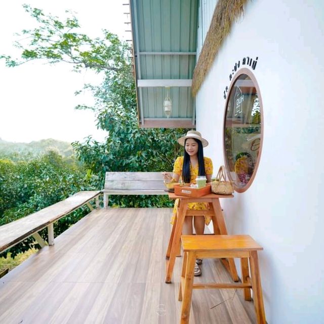 Hug Kapong Cafe - คาเฟ่กะปง 