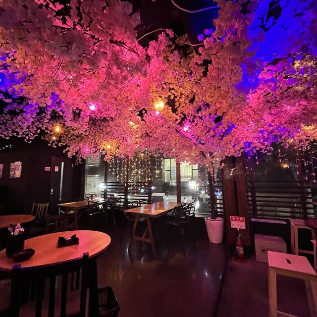 【大阪・難波】桜満開の店内でサクサク韓国チキンを味わう「ムニポチャ難波店」