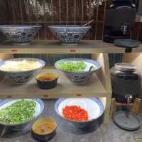 舒適闊落。近百款食材之火鍋放題店