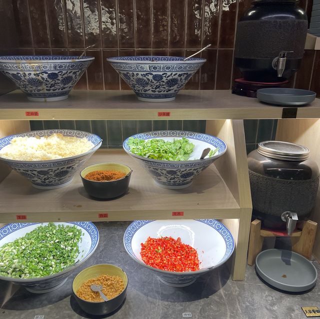 舒適闊落。近百款食材之火鍋放題店