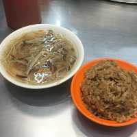 基隆廟口夜市的沈記螃蟹羹，享受海鮮的鮮甜和油飯的香氣