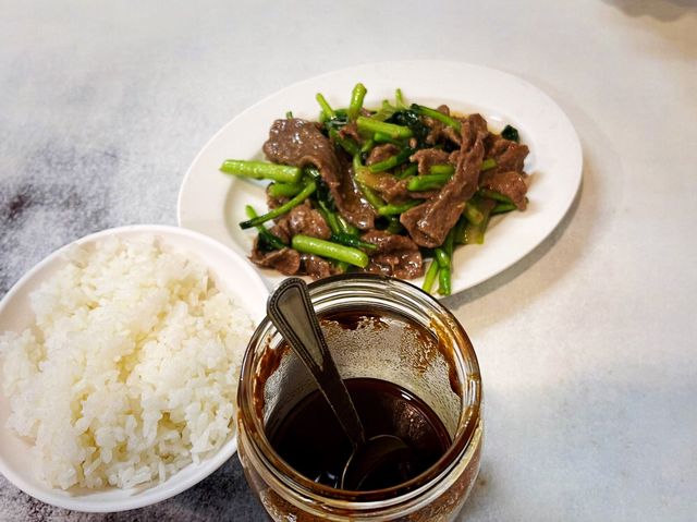 高雄苓雅 炒肉配菜湯簡單一餐的美味 黃家牛肉麵