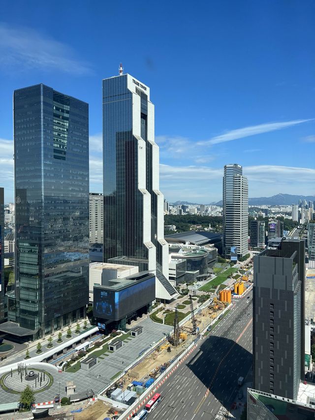 밤낮으로 시티뷰 보며 수영할 수 있는 호텔🌃