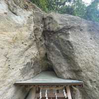 【淡路島】岩屋城跡の崖下洞窟に祀られた「岩樟神社」