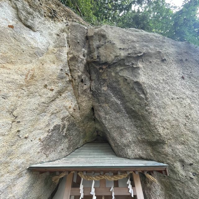【淡路島】岩屋城跡の崖下洞窟に祀られた「岩樟神社」