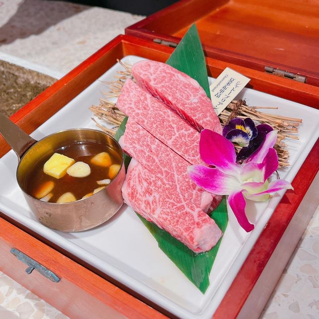 和牛西冷：店員會親自幫手燒，燒至7成熟左右，肉質鮮嫩，油花入口即融，沾上胡椒鹽帶來多重口感。