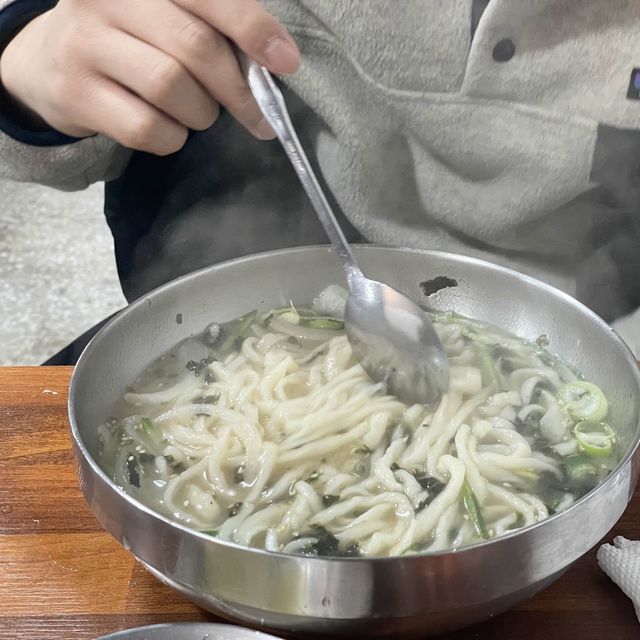 온양온천시장에서 맛과 가성비 다 있는 홍두깨칼국수