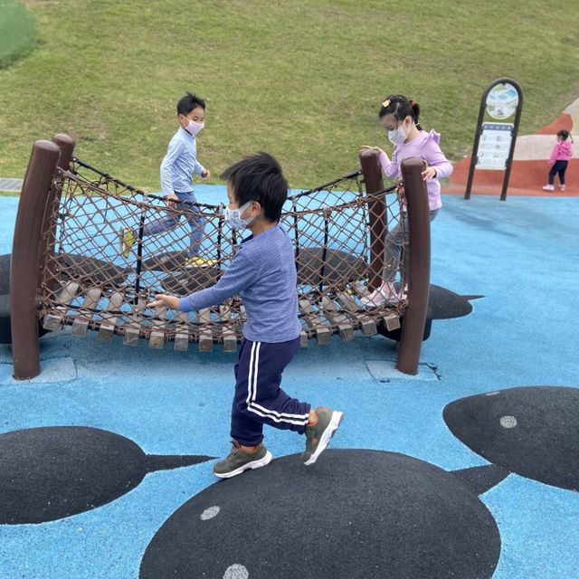 多設施、有滑草的好玩公園