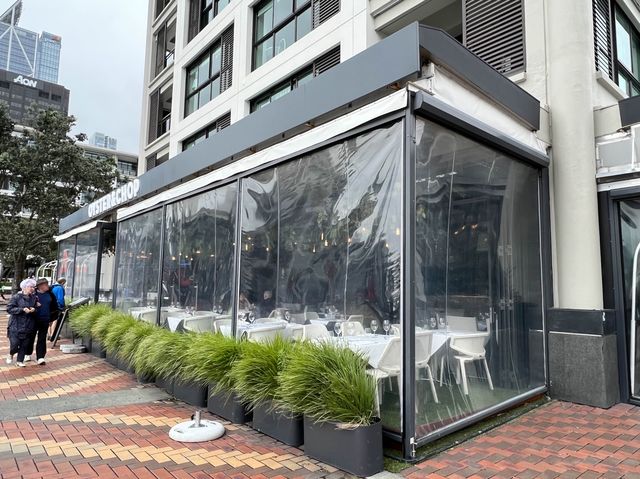 奧克蘭餐廳排名Oyster and Chop，就在港口旁邊，可以邊吃海鮮邊看風景唷