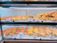 呢度每一款麵包同Bagel 都係自家烘焙，除左口感出色之外，佢地既Bagel 口味選擇又夠多，咸同甜都有供應，岩哂唔同既朋友仔～