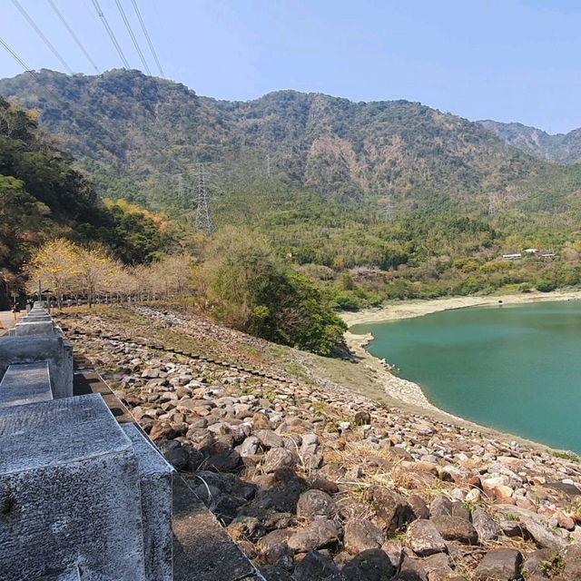 南投山谷間碧綠水庫【明潭水庫】
